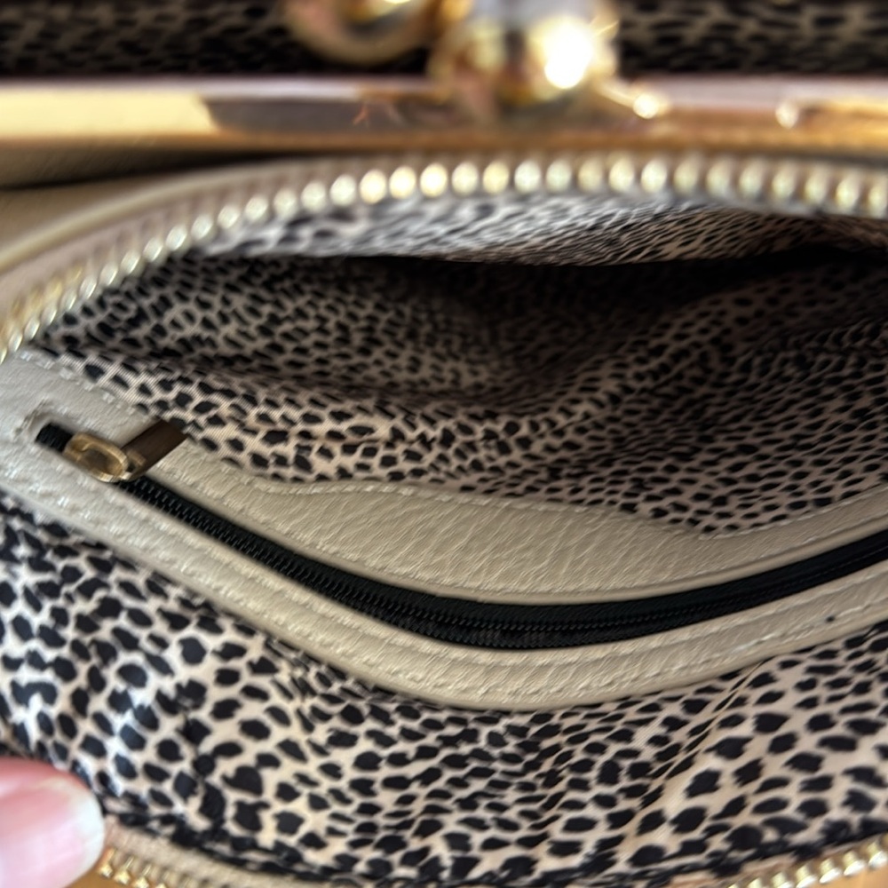 Cream/Bone/Tan Colored Cross Body Bag Gold Tone Hardware Tassel Kiss Lock Clasp - Picture 12 of 17